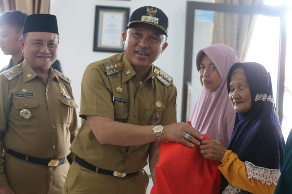 Ratusan Lansia di Batubrak Terima Bantuan Paket Sembako