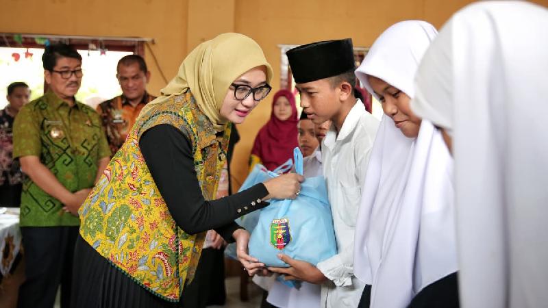 Wagub Jihan Serahkan Bantuan ke LKSA Nurul Mutaqqin Lampung Utara