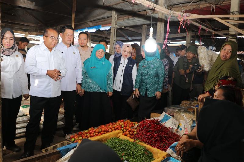 Pj Gubernur Samsudin Kunjungi Tulangbawang Barat Tinjau Pasar dan Berikan Sejumlah Bantuan