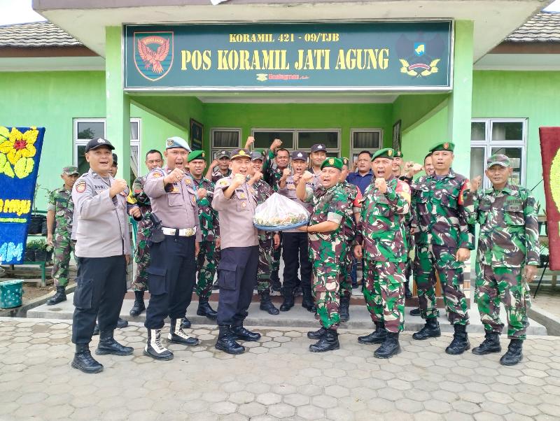 HUT TNI Ke-78 Anggota Posramil Jatiagung Mendapat Surprise dari Polsek Jatiagung