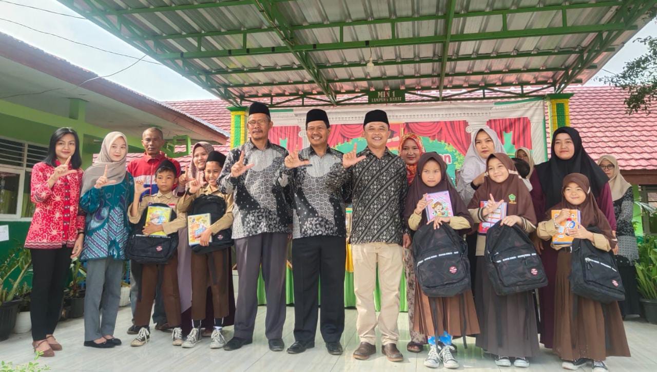Peratin Tanjungraya Apresiasi Pelajar Berprestasi Dengan Bagikan Sejumlah Hadiah