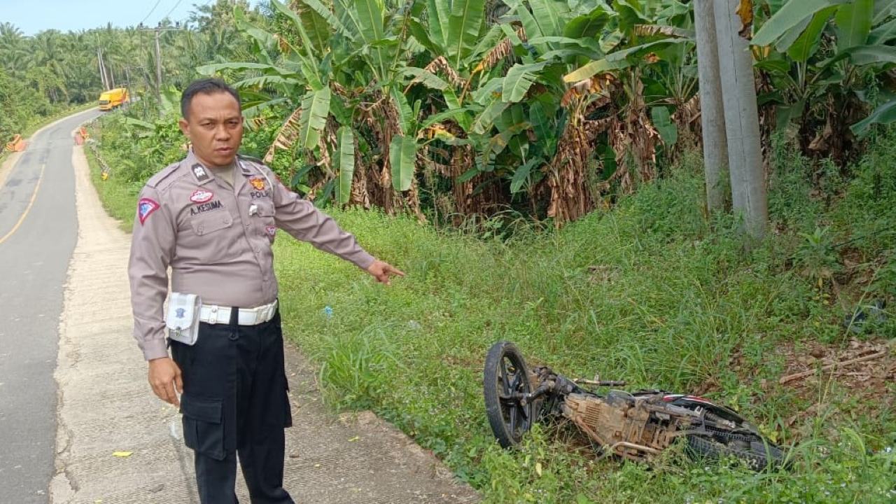 Tabrakan di Tikungan Ngaras, Pemotor Terpental Usai Sambar Truk
