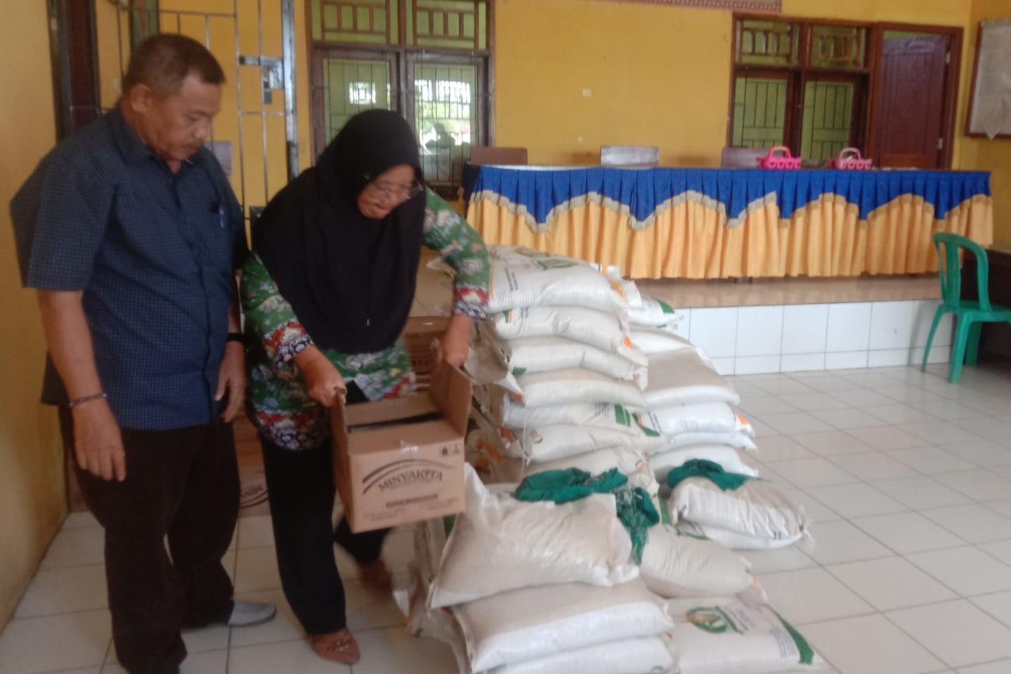 Pemdes Candimas Salurkan Bantuan Beras dan Minyak Goreng untuk 420 Warga