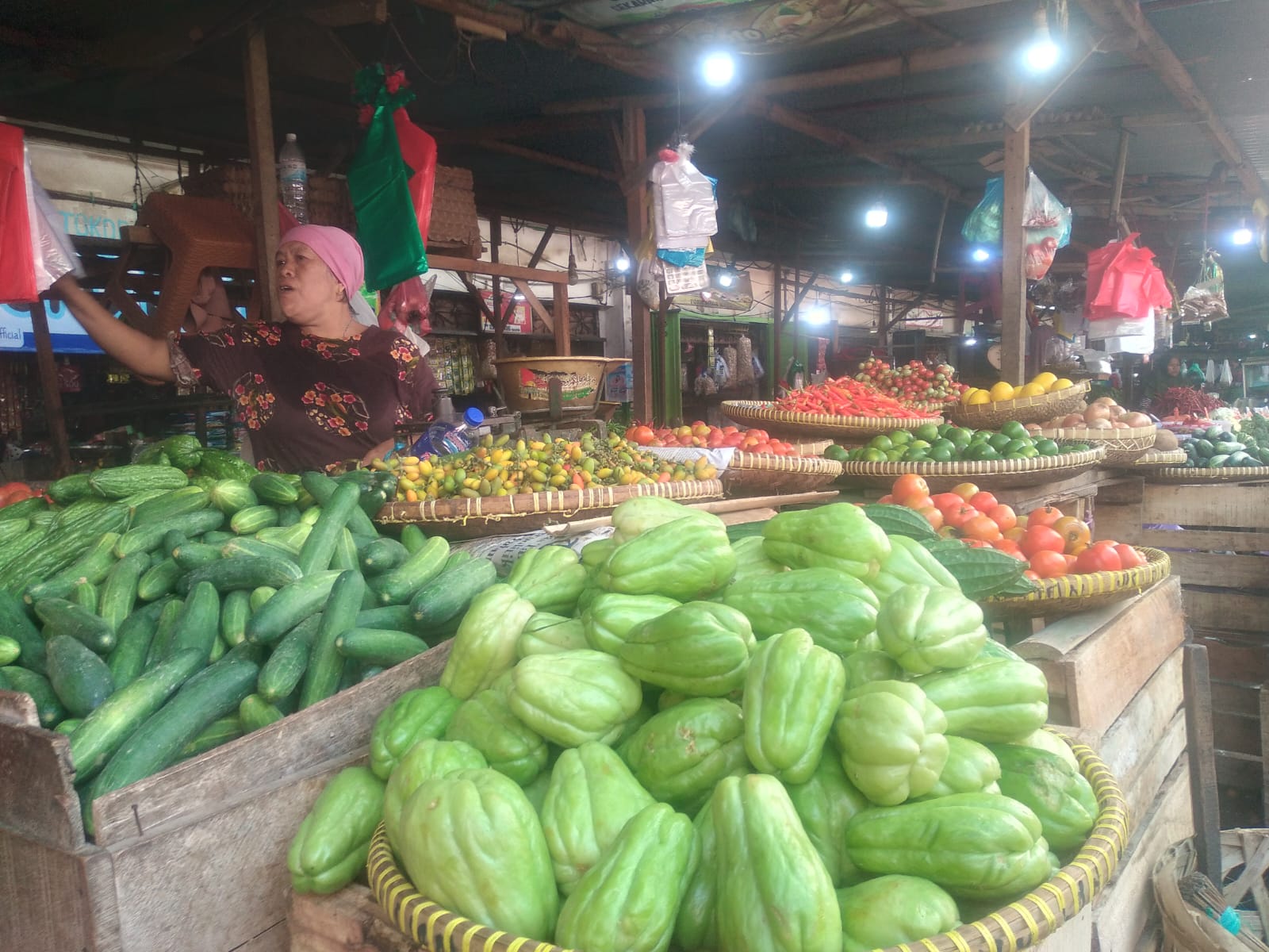 Sehari Jelang Idul Adha, Harga Cabai di Pasar Bambu Kuning Naik Dua Kali Lipat