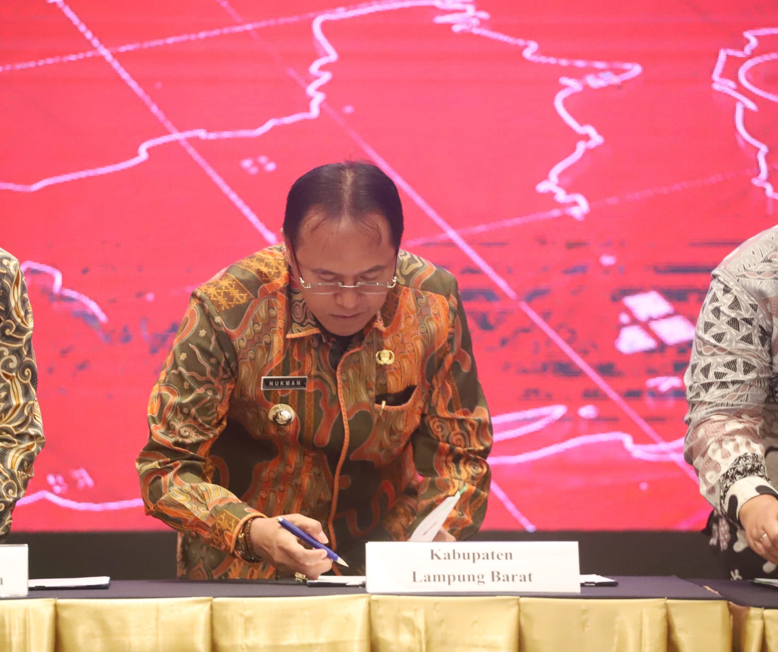 Pj Bupati Lampung Barat Melakukan Penandatanganan PKS Optimalisasi Pajak Pusat dan Pajak Daerah