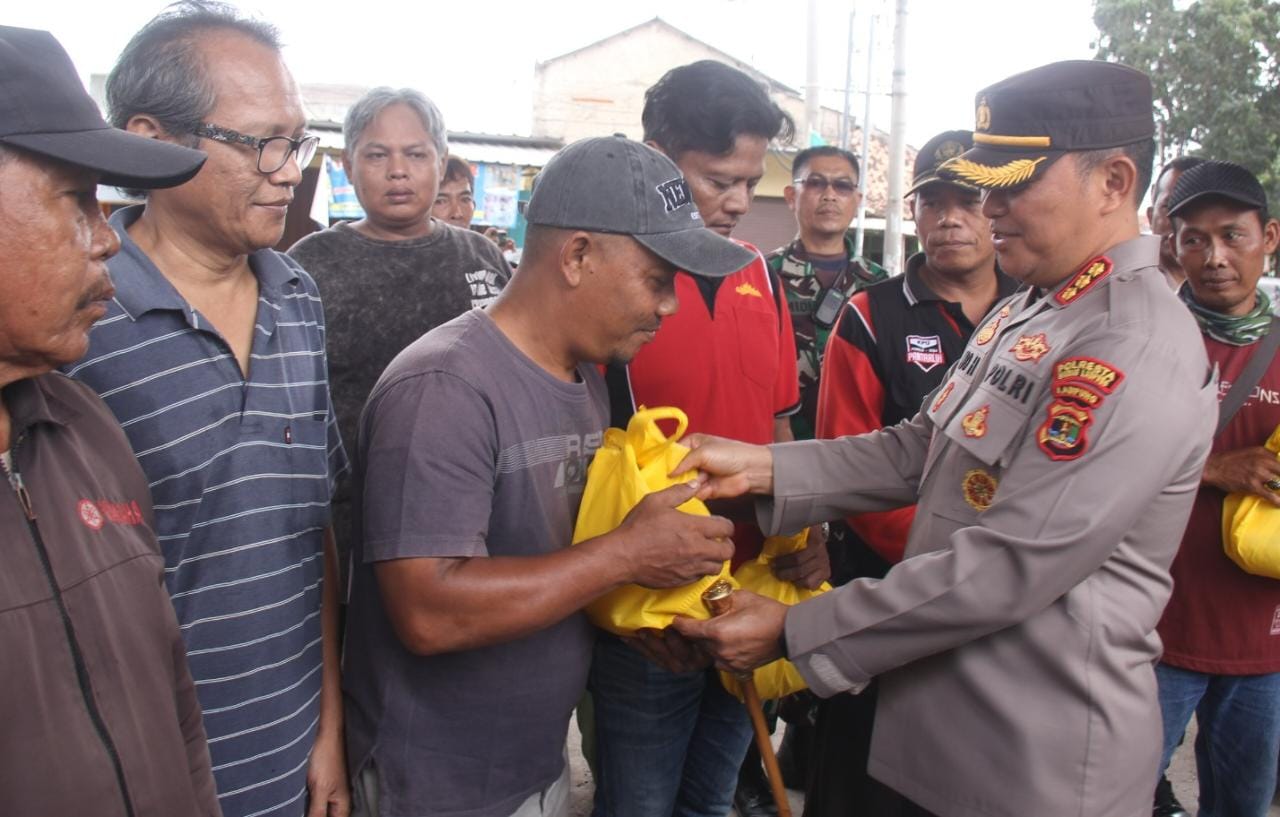 Pelayanan Presisi, Kapolresta Bandar Lampung Bagikan Paket Bantuan Sosial