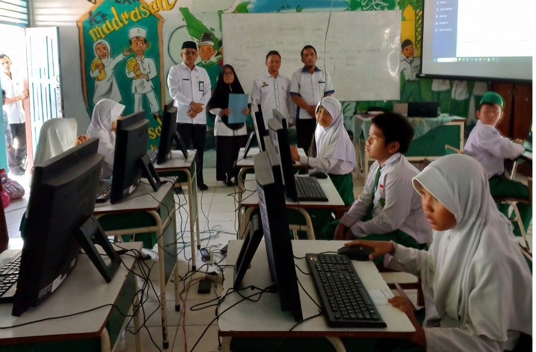 Monitoring KBM, Kepala Kantor Kemenag Lampung Barat Beri Motivasi Siswa Madrasah