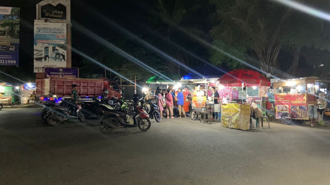 Sabtu Malam, Gerbang Bukit Kemiling Permai Jadi Pusat Jajanan Favorit Warga