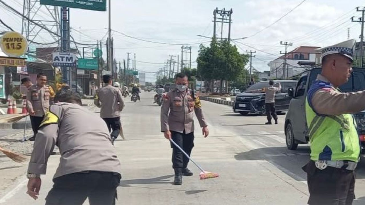 Cegah Lakalantas, Polsek Sukarame Bersihkan Pasir di Jalan Ryacudu