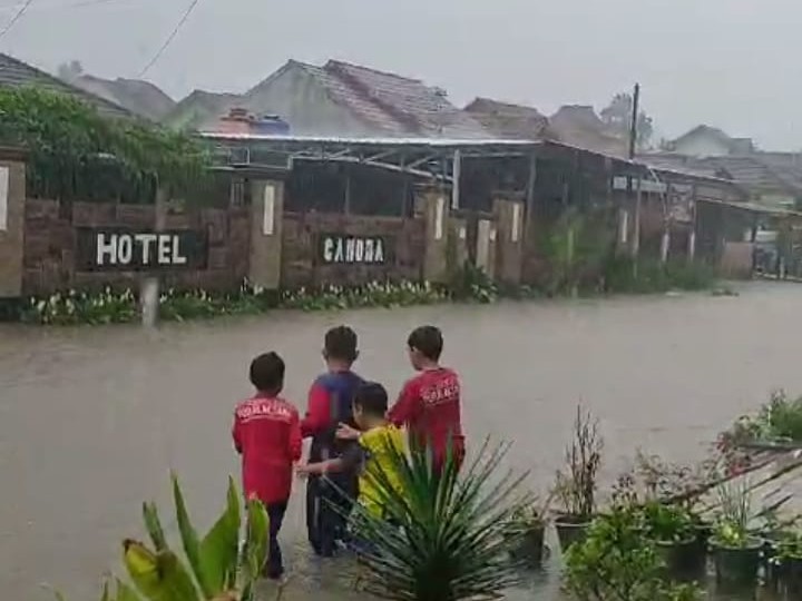 Banjir Langganan di Pajar Bulan Jadi Arena Bermain Anak-Anak
