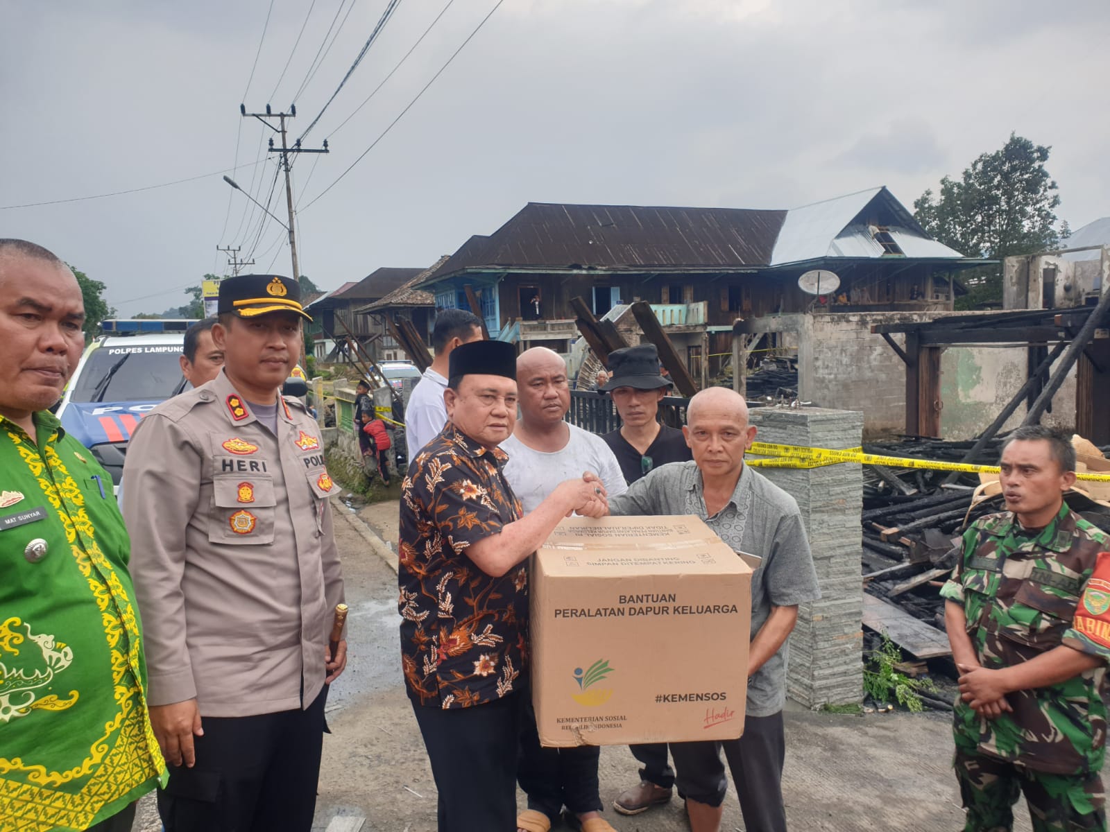 Serahkan Bantuan, Mad Hasnurin Sampaikan Rasa Duka ke Para Korban Kebakaran