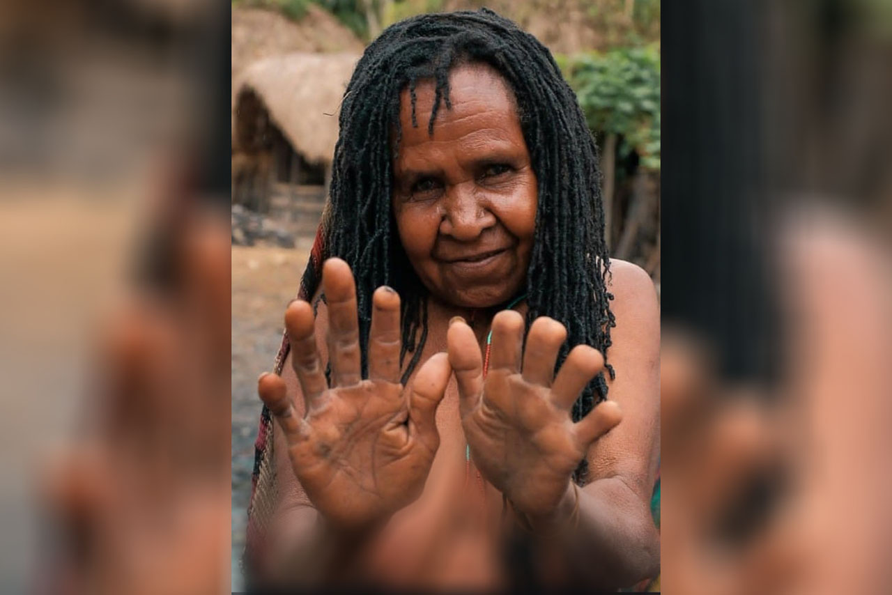Potong Jari di Papua: Ritual Duka yang Penuh Arti