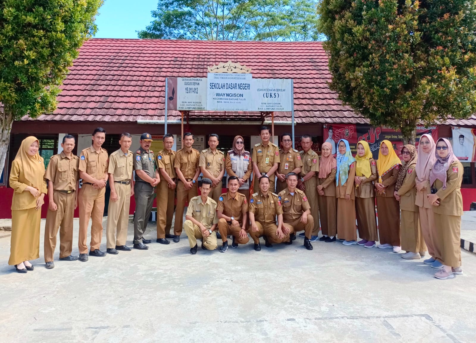 Tinjau Pelaksanaan Ujian Sekolah, Camat Sri Motivasi Siswa Raih Nilai Terbaik