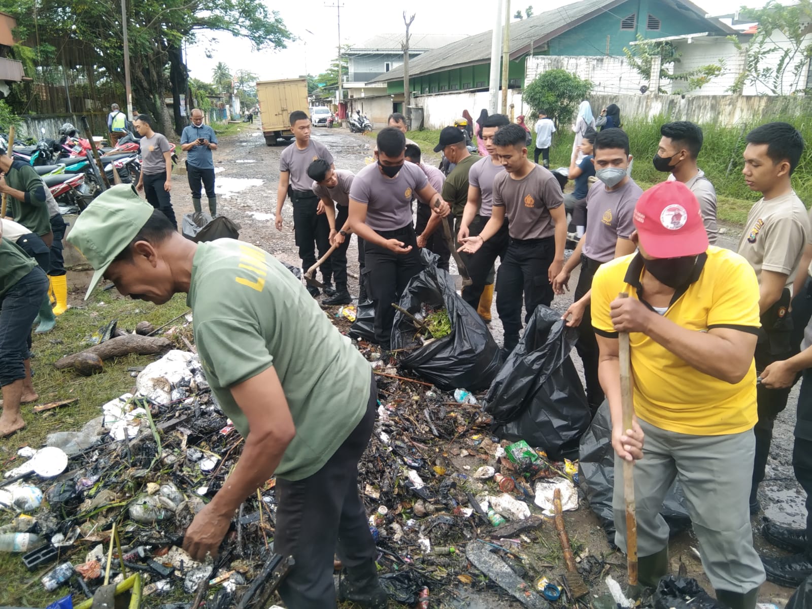 TNI-Polri Bersama Warga Way Lunik Bersihkan Sungai Kemiri dari Sampah