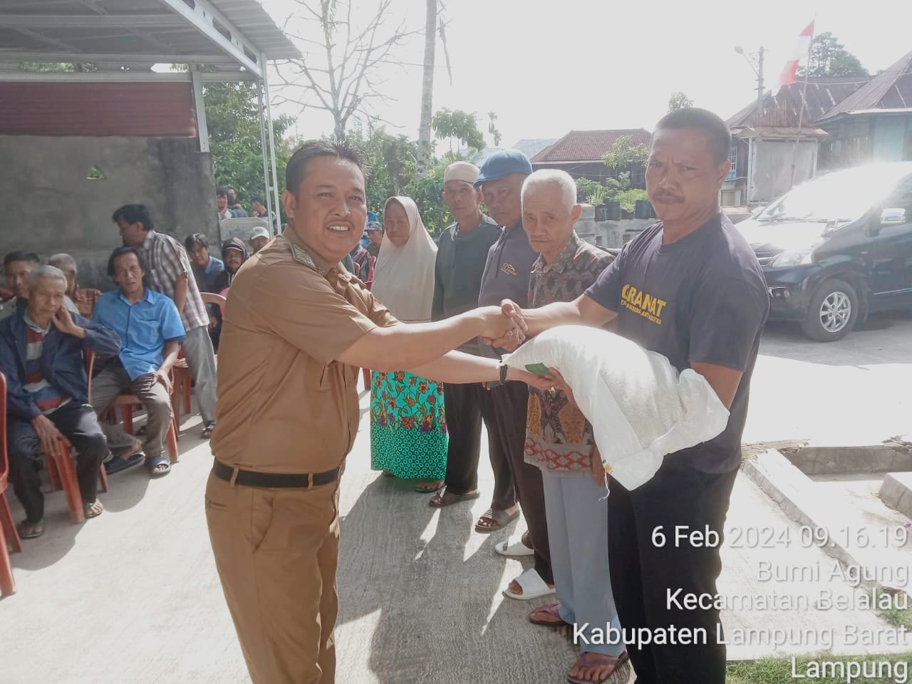 Bantu Ringankan Kebutuhan Pangan, Pj Peratin Turgak Salurkan Bansos CPP Alokasi Januari 