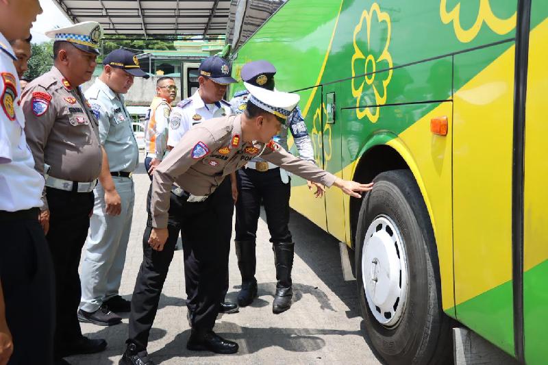 Operasi Keselamatan Krakatau, Polisi Periksa Kelayakan Bus Penumpang di Bandar Lampung