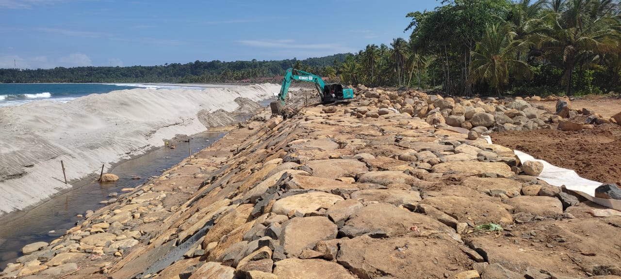 BBWSMS Bangun Talud Abrasi Sepanjang 700 Meter di Pesisir Barat Lampung