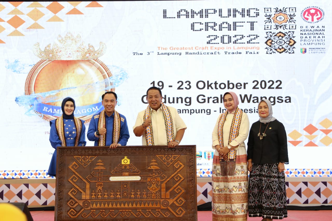 Arinal Didampingi Ketua Dekranasda Buka Lampung Craft 2022   