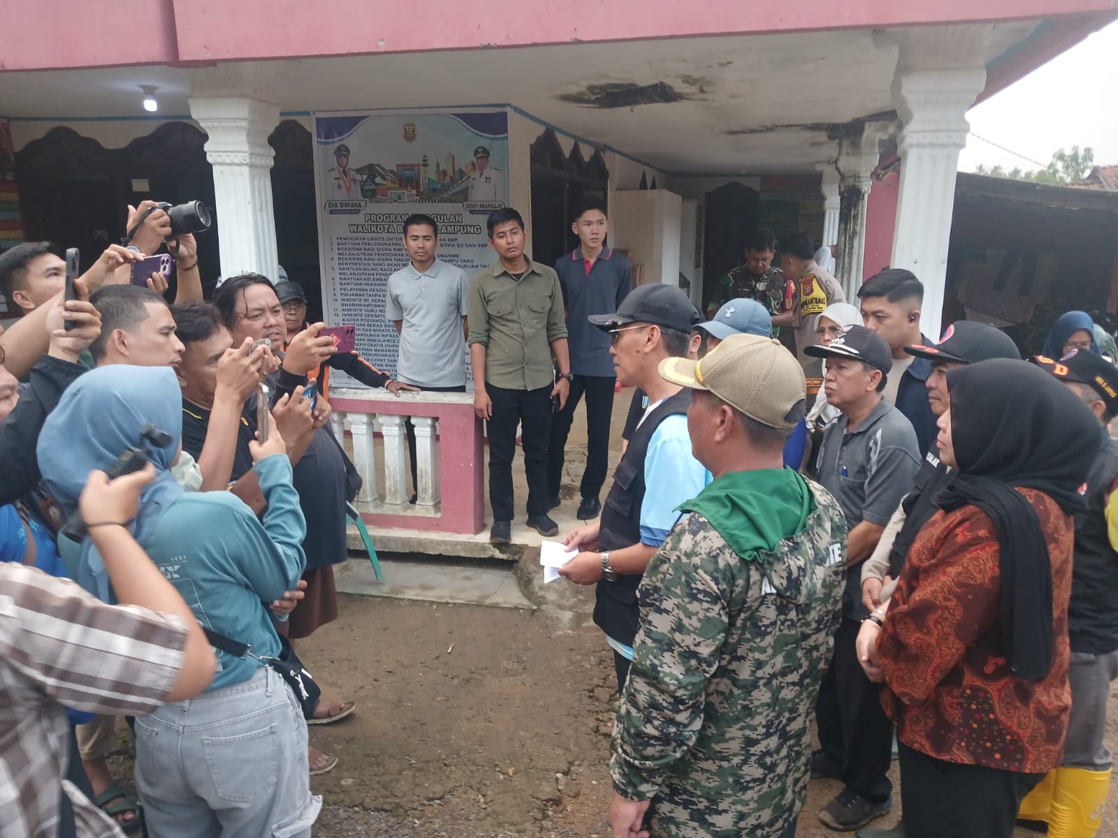 Pemkot Bandar Lampung Salurkan Bantuan Uang Tunai bagi Korban Banjir dan Tanah Longsor