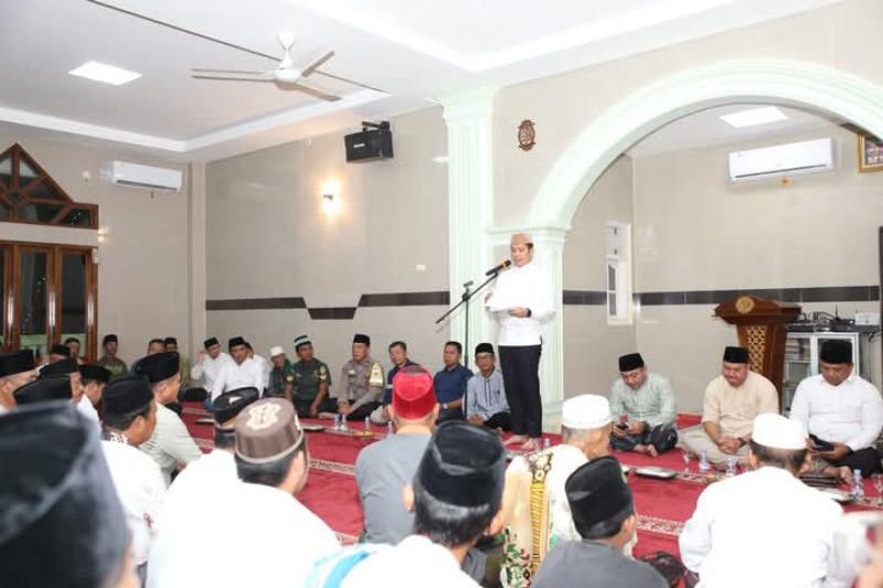 Safari Ramadhan 1446H, Bupati dan Wakil Bupati Lamsel Sholat Tarawih di Masjid Baiturrahman Bakauheni