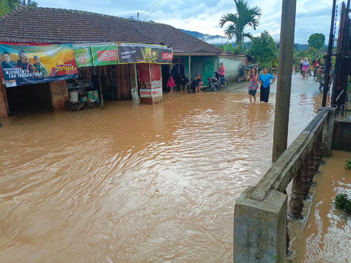 Luapan Sungai Besai Banjiri Puluhan Rumah Warga di Pekon Purawiwitan 