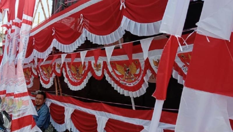 Fenomena Tahunan Jelang HUT RI Banyak Pedagang Bendera di Pinggir Jalan di Bandar Lampung 