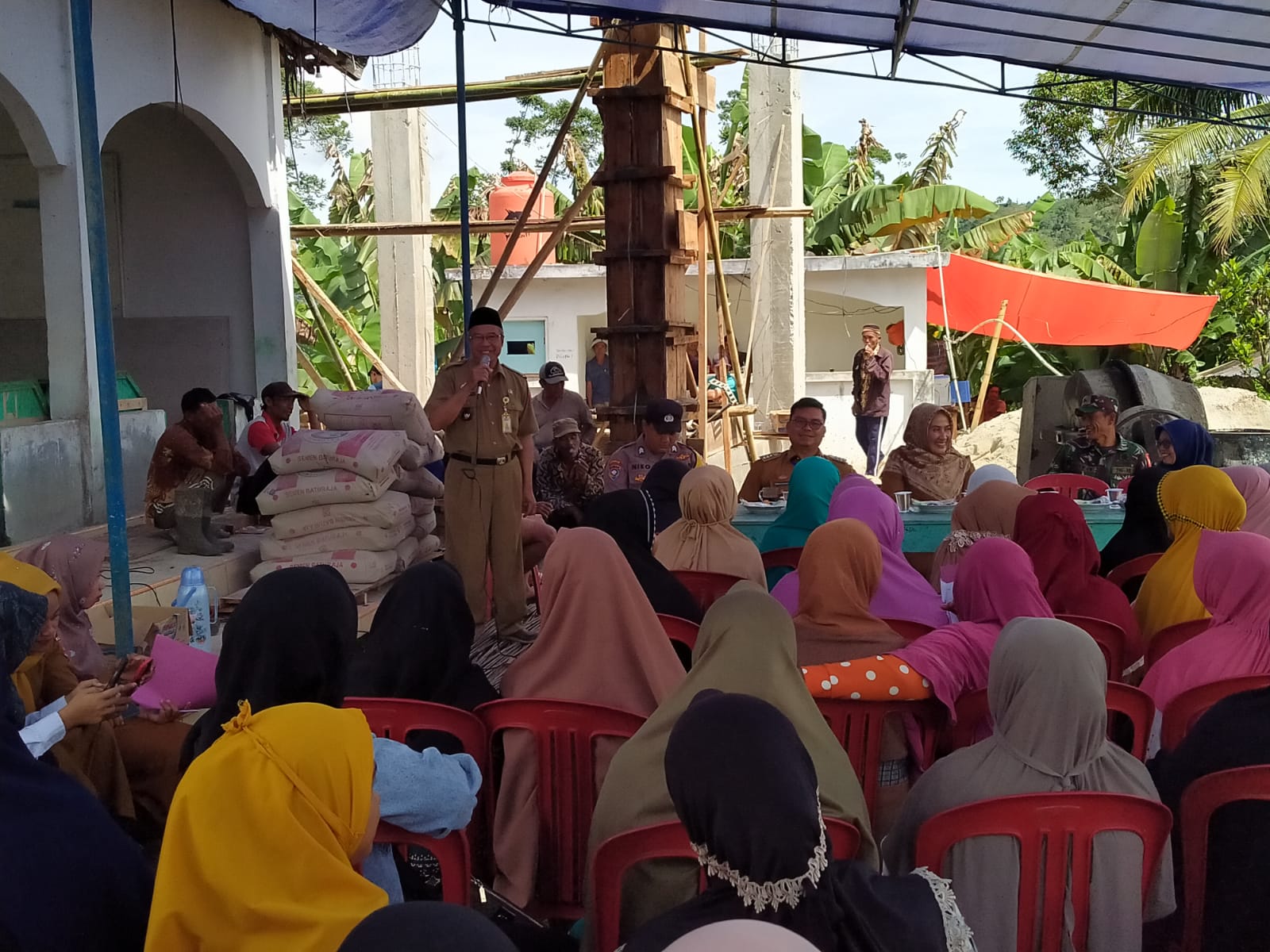 Pembagian BLT-DD Pekon Gunungterang Dibarengi Gotong Royong Bangun Masjid 