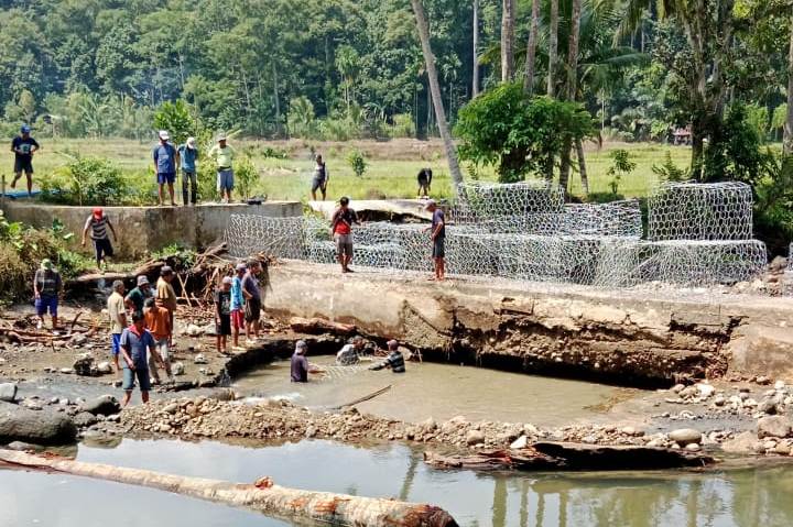 Masyarakat Way Nukak Swadaya Perbaiki Bendungan Jebol