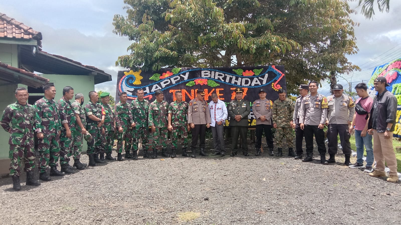 HUT TNI ke-77, Polsek Sekincau Sampaikan Selamat ke Koramil Belalau 