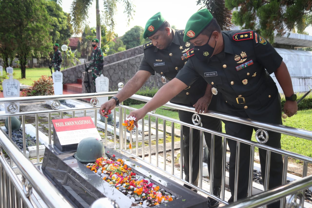 Peringati HUT Korem Ke-75, Kasdim KBL Ziarah dan Tabur Bunga di Makam Pahlawan