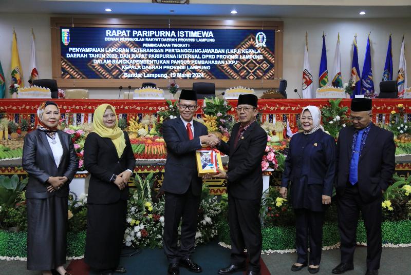 Ketua DPRD Mingrum Gumay Terima LKPj dari Sekdaprov Lampung 