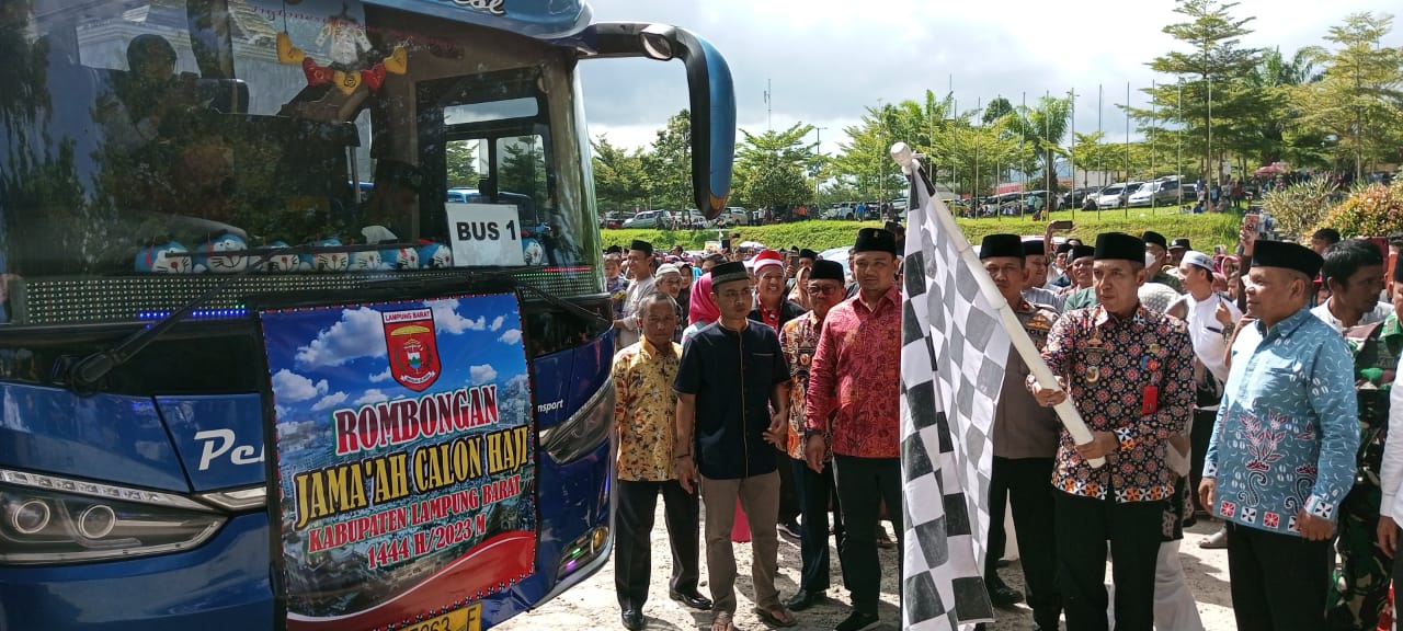 Jemaah Calon Haji Lampung Barat Kloter 47 Diberangkatkan 