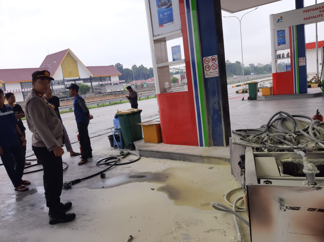 Truk Biang Kebakaran SPBU Tol Lampung Kabur