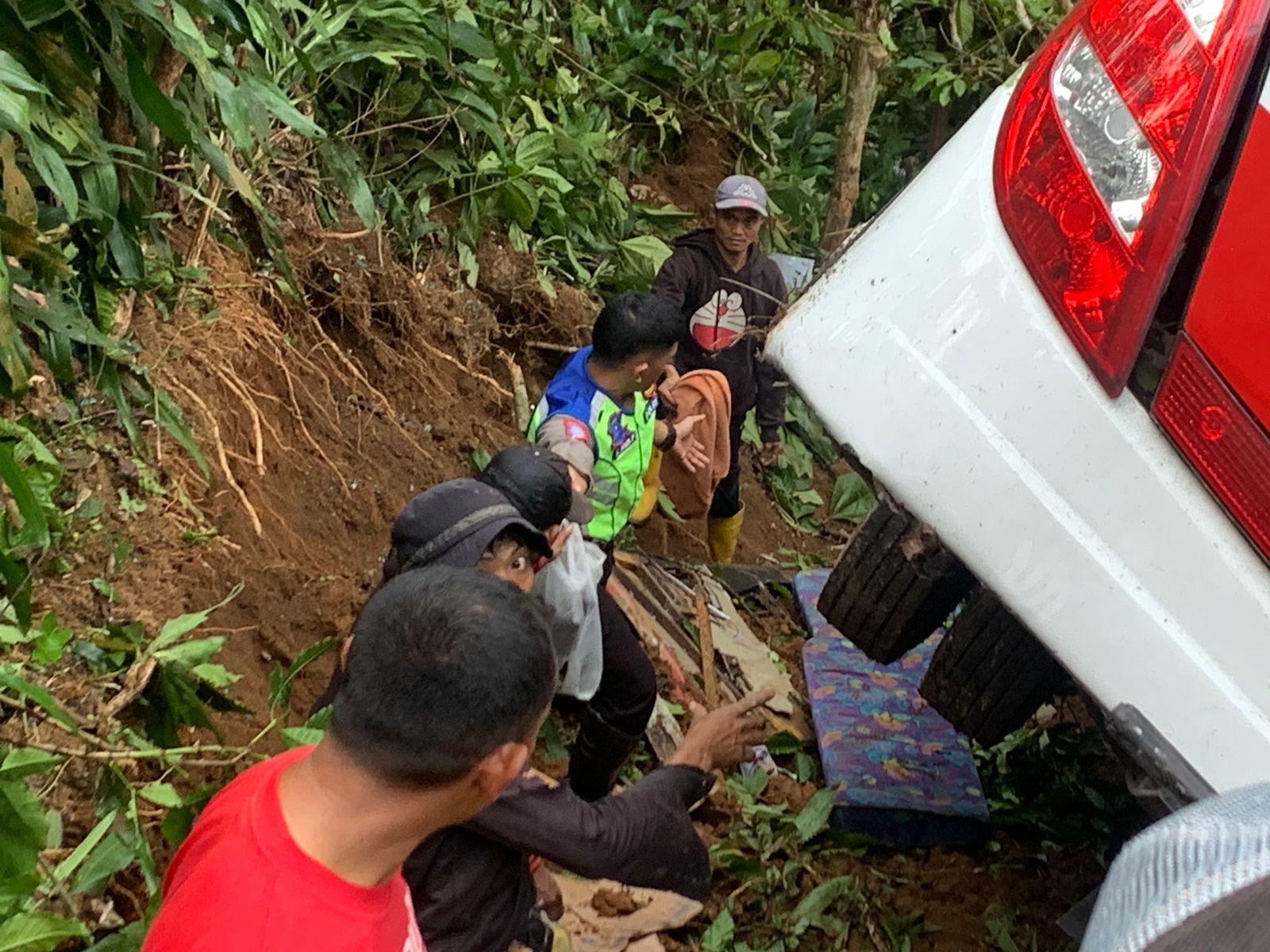 Satlantas Polres Lampung Barat Selidiki Kecelakaan Bus RI Masuk Jurang