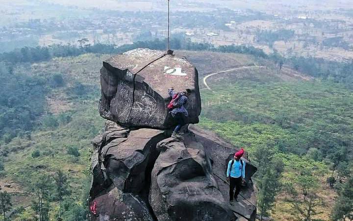 Pesona Batu Agung di Bukit Goa Lawa Tegal, Panorama Eksotis dan Watu Semar