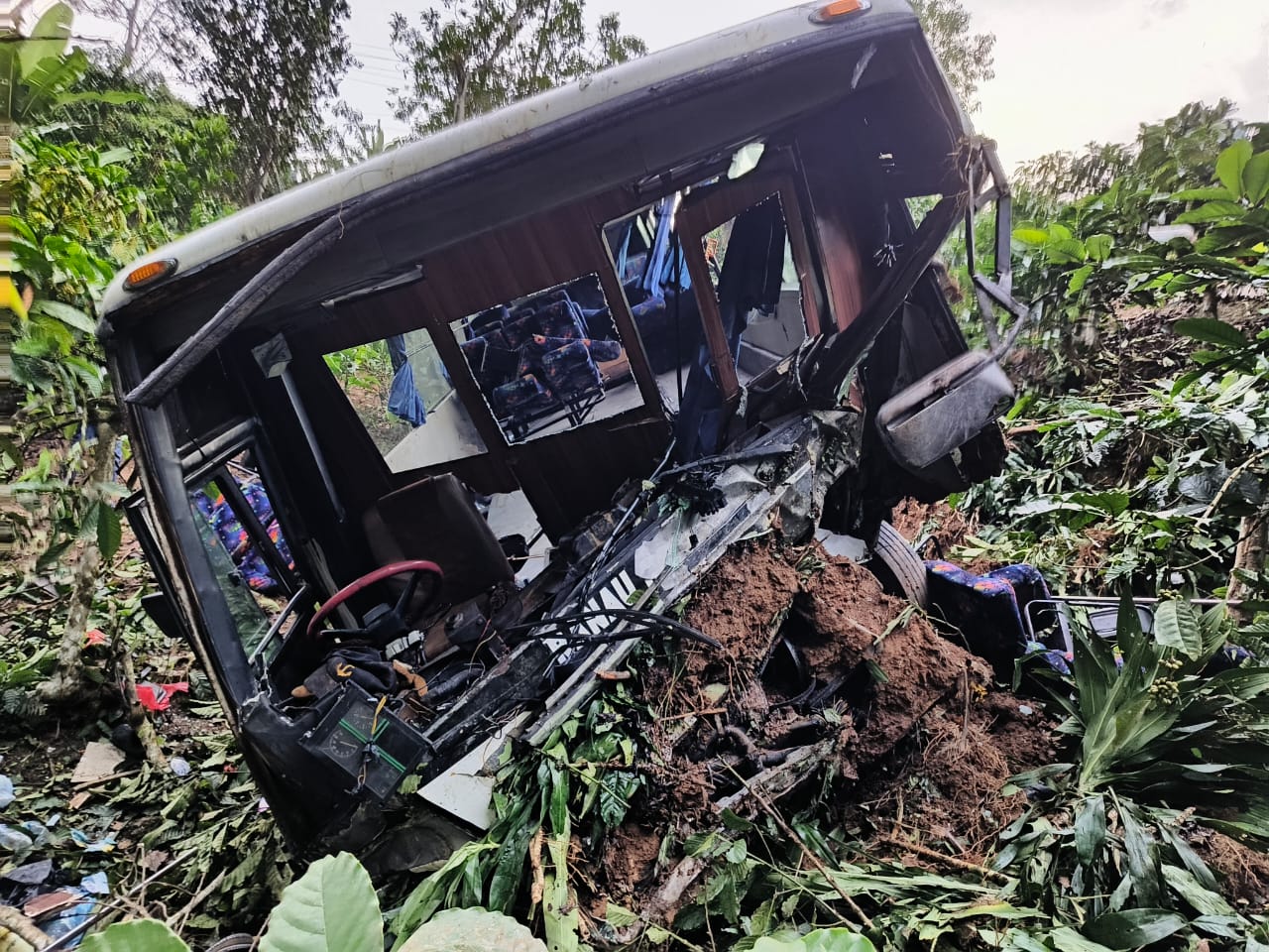 Bangkai Bus Ranau Indah yang Masuk Jurang di Sumber Jaya Belum Dievakuasi