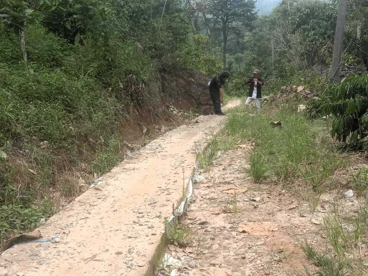 Warga Kecewa, Pembangunan Jalan Rabat Beton Desa Tanjung Beringin Diduga Asal Jadi