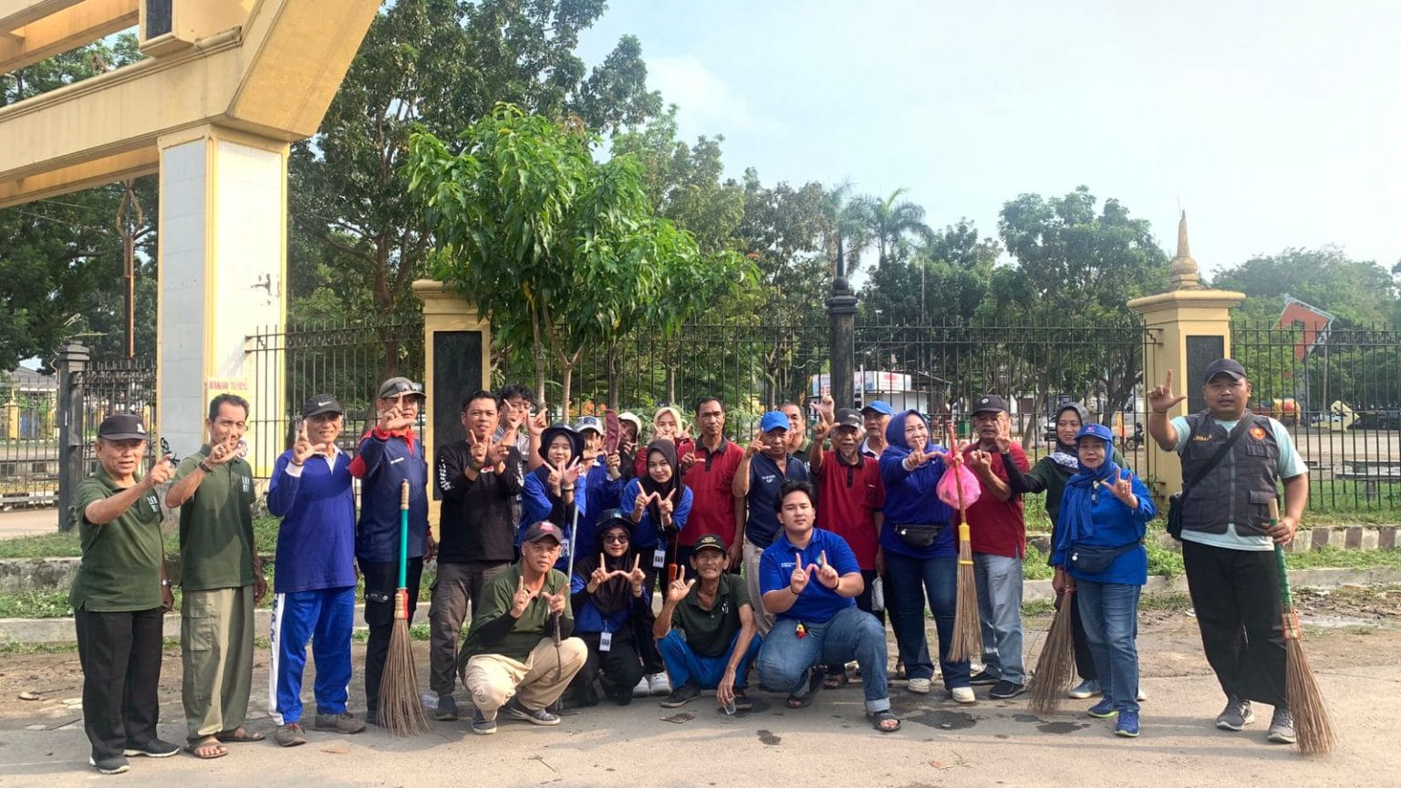 Mahasiswa KKN Unila Bersama Warga Gelar Aksi Bersih di PKOR Way Halim