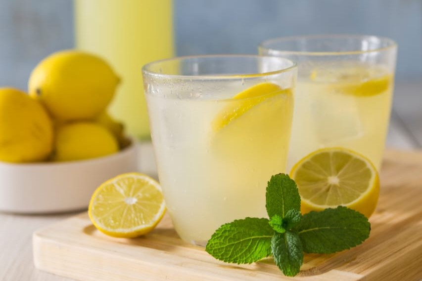 Minum Air Lemon di Pagi Hari, Benarkah Menyehatkan?