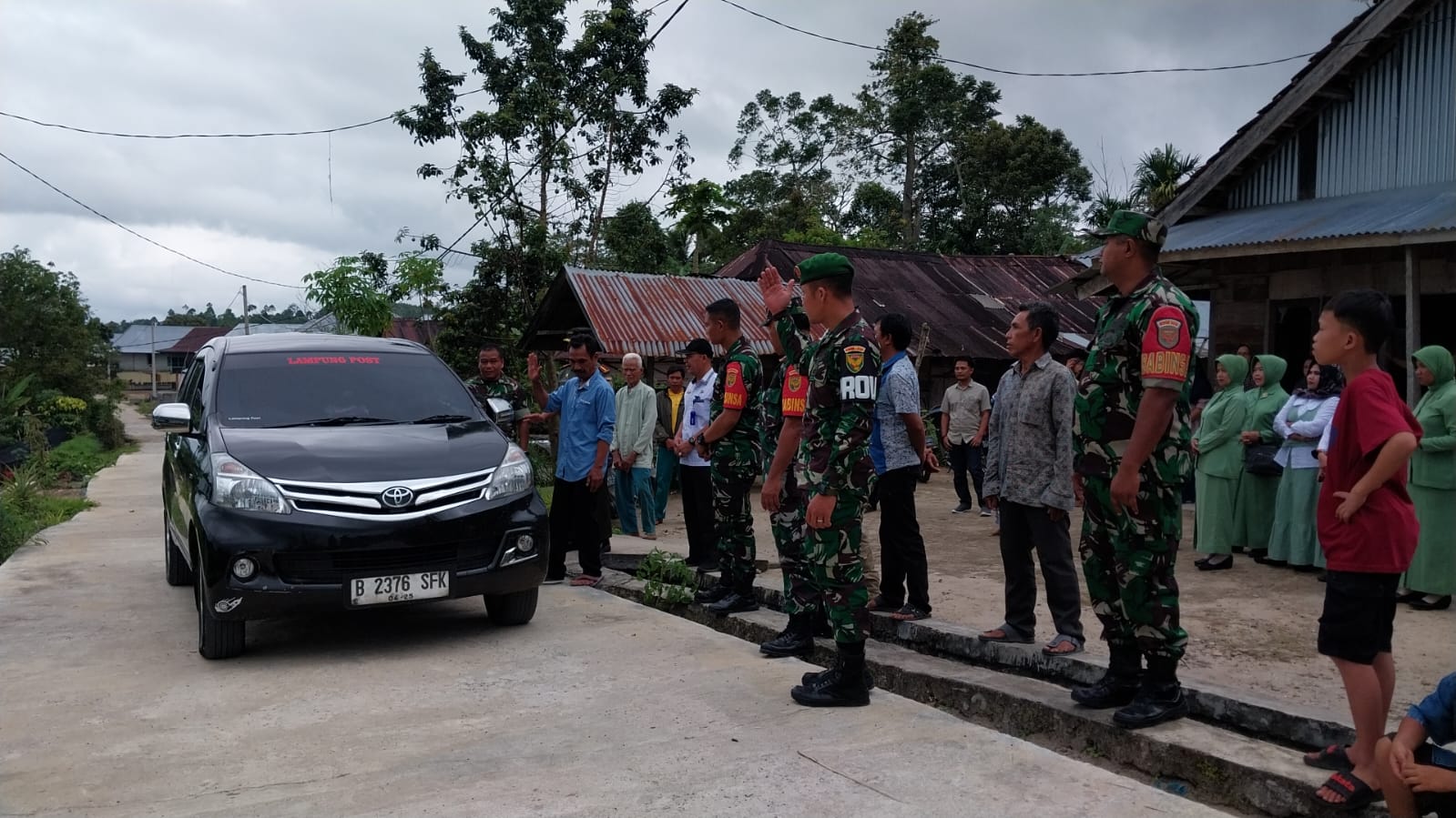 Dandim 0422/LB Lepas Keberangkatan Warga Penderita Kanker Mulut Berobat ke RSPAD