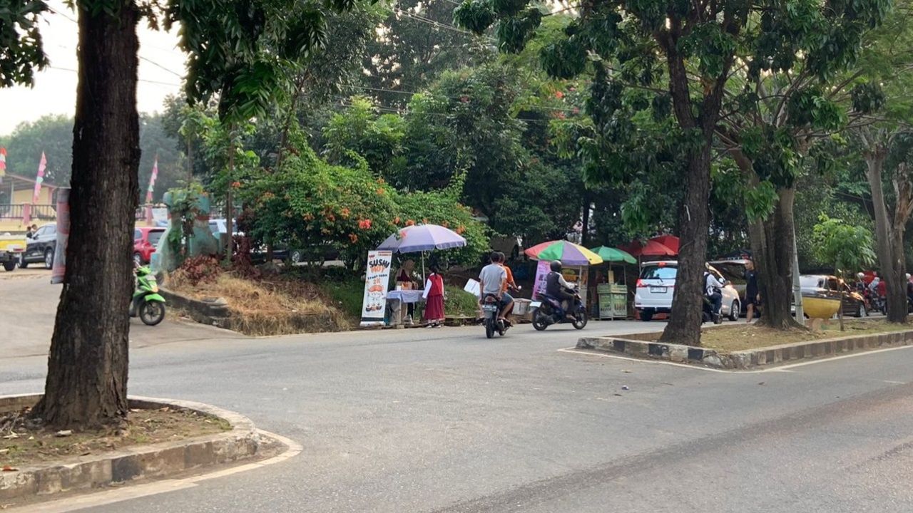 Kawasan Lapangan Kalpataru Ramai Setiap Sore, Jajanan Murah Jadi Incaran Usai Jogging