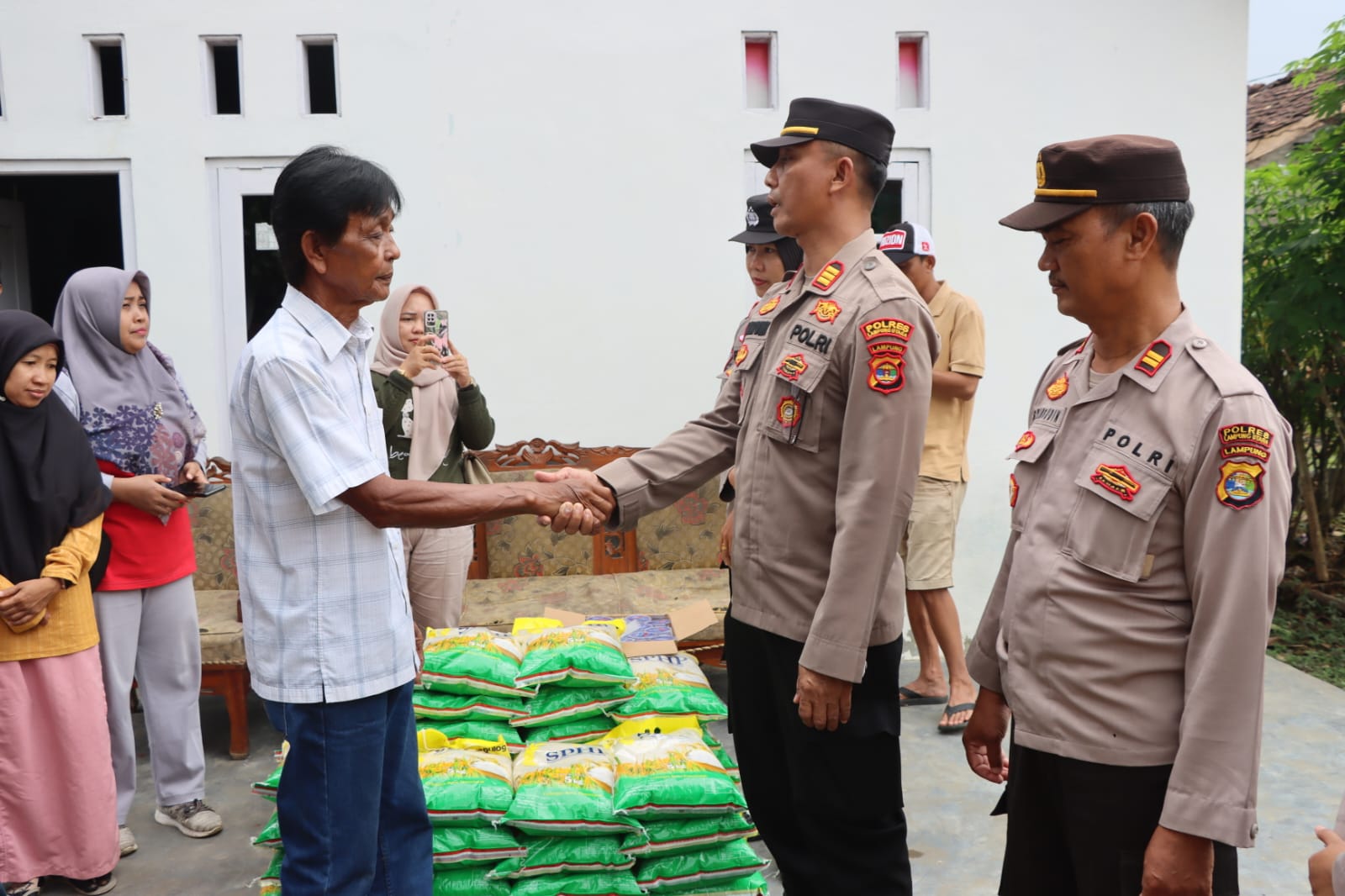 Pasca Banjir, Polres Lampung Utara Bagi 58 Paket Sembako di Kota Alam
