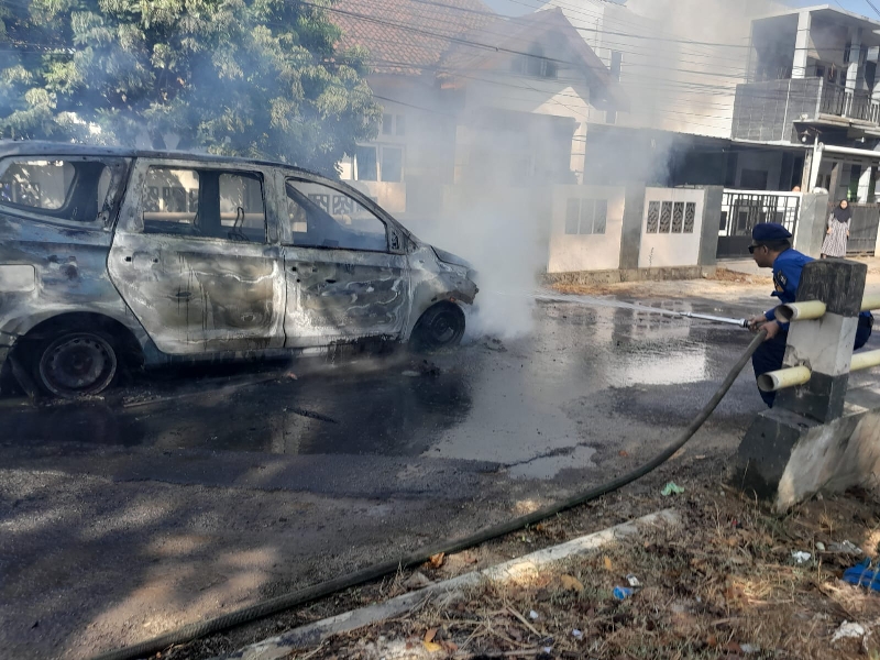 Diduga Korsleting Listrik, Sebuah Mobil di Way Kandis Terbakar, Satu Orang Alami Luka Bakar Ringan