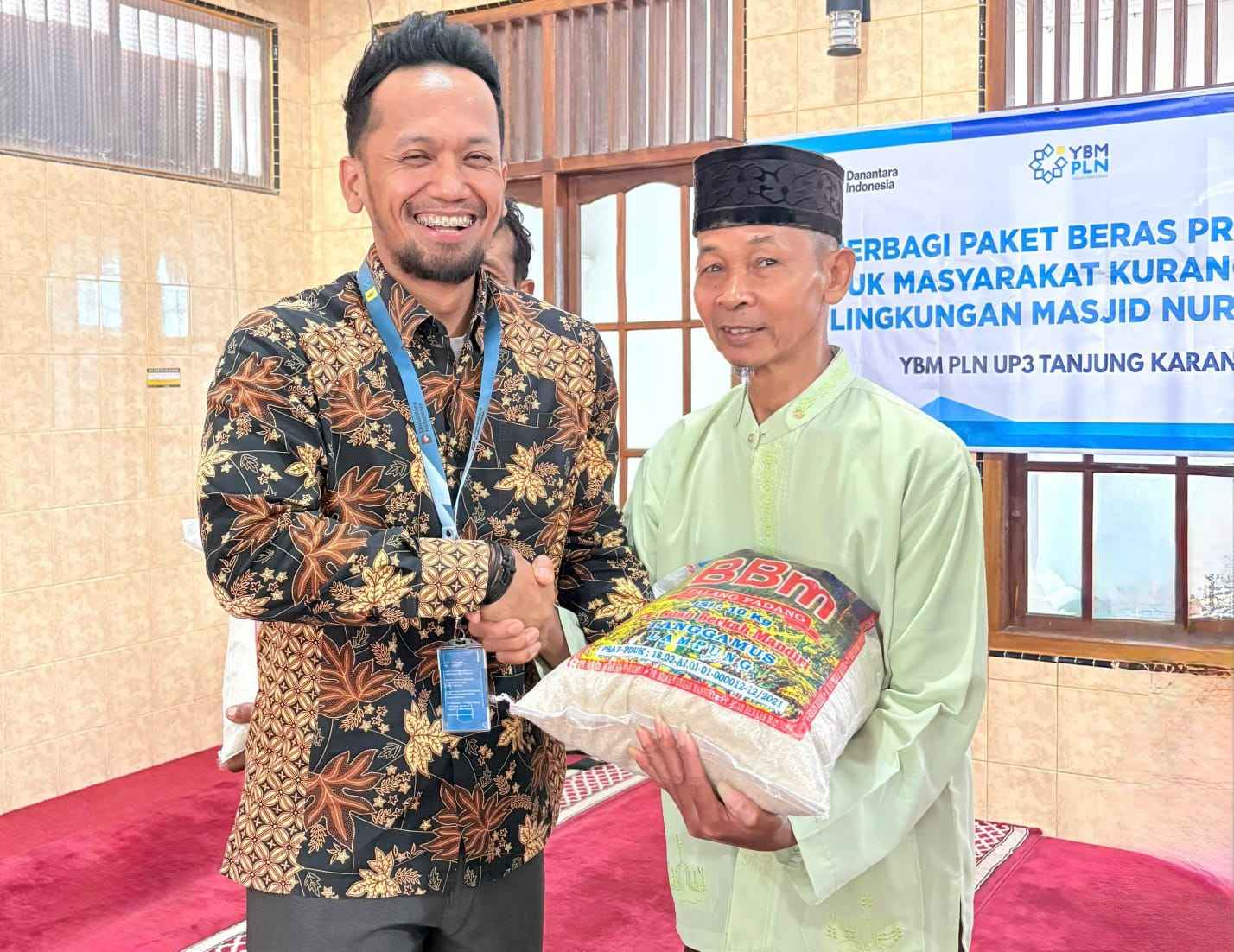 YBM PLN UP3 Tanjung Karang Salurkan Beras Premium untuk Warga Beringin Raya