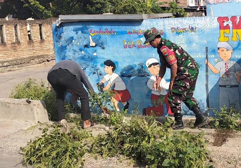 Semangat Gotong Royong Warga Pidada Bersama Babinsa Koramil 410-01/PJG