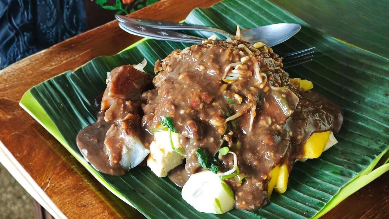 Rujak Cingur: Ikon Kuliner Legendaris dari Jawa Timur