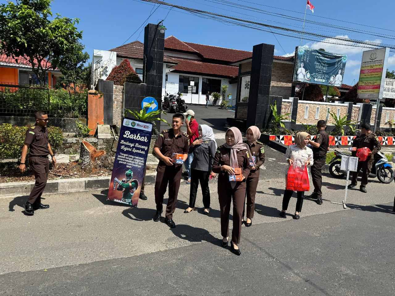 Kejari Lambar Jalankan Program BARBAR, Sisihkan Rezeki Pegawai untuk Warga