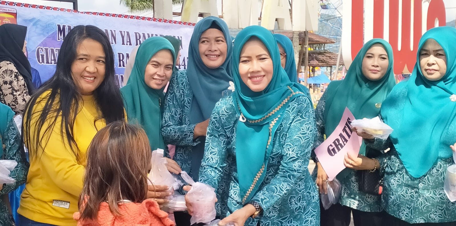 Semarakkan Ramadhan, TP PKK Kabupaten Lampung Barat Berbagi Takjil 