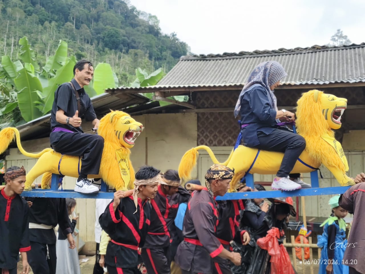 Ritual Hajat Bumi Sambut Tahun Baru Islam Pekon Purajaya Berlangsung Meriah 