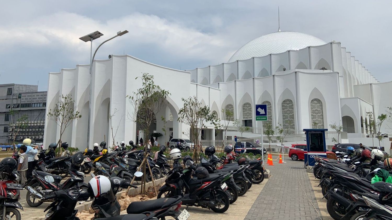 Masjid Al Bakrie Lampung Gratiskan Parkir Selama Sebulan
